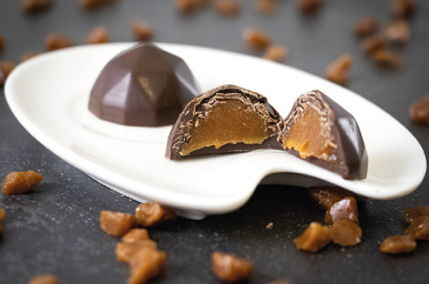 Bonbons de chocolat noir et caramel protéiné