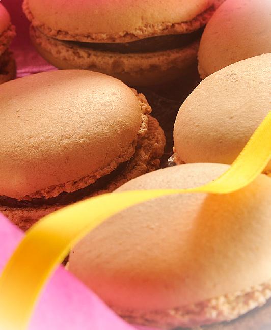 Application des caramels specialités avec les macarons